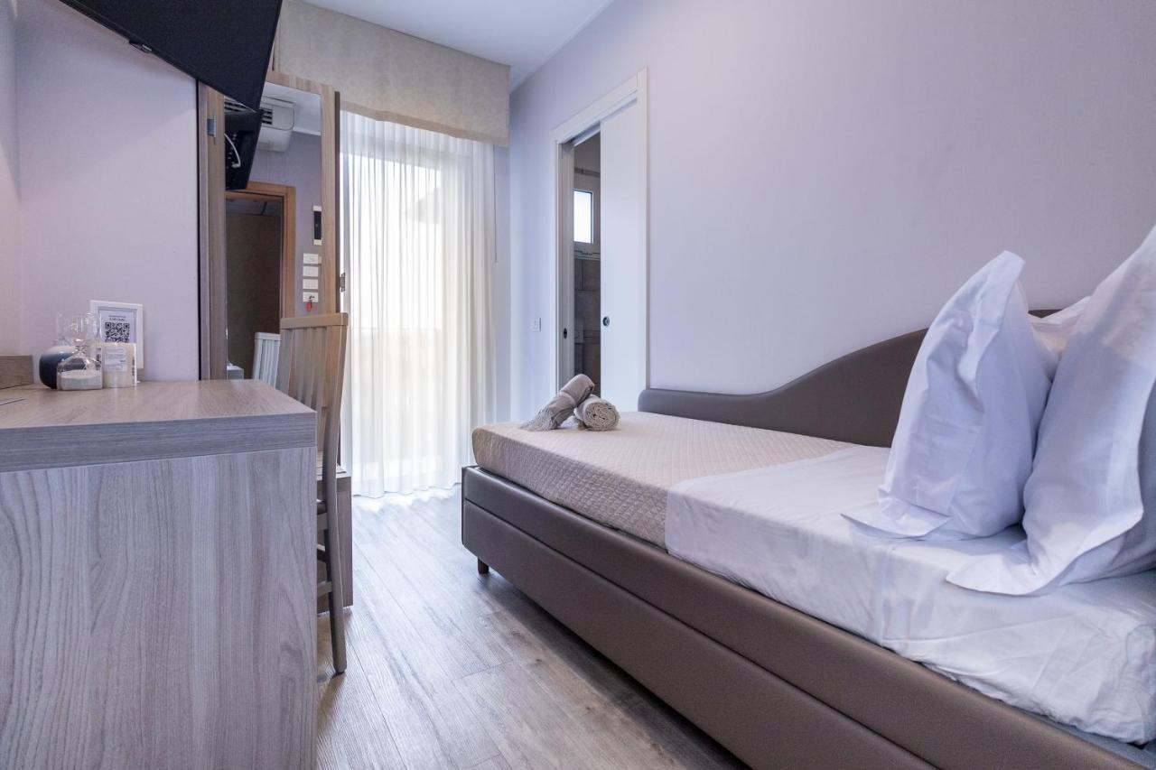 Hotel Alfonsina Riccione Bagian luar foto