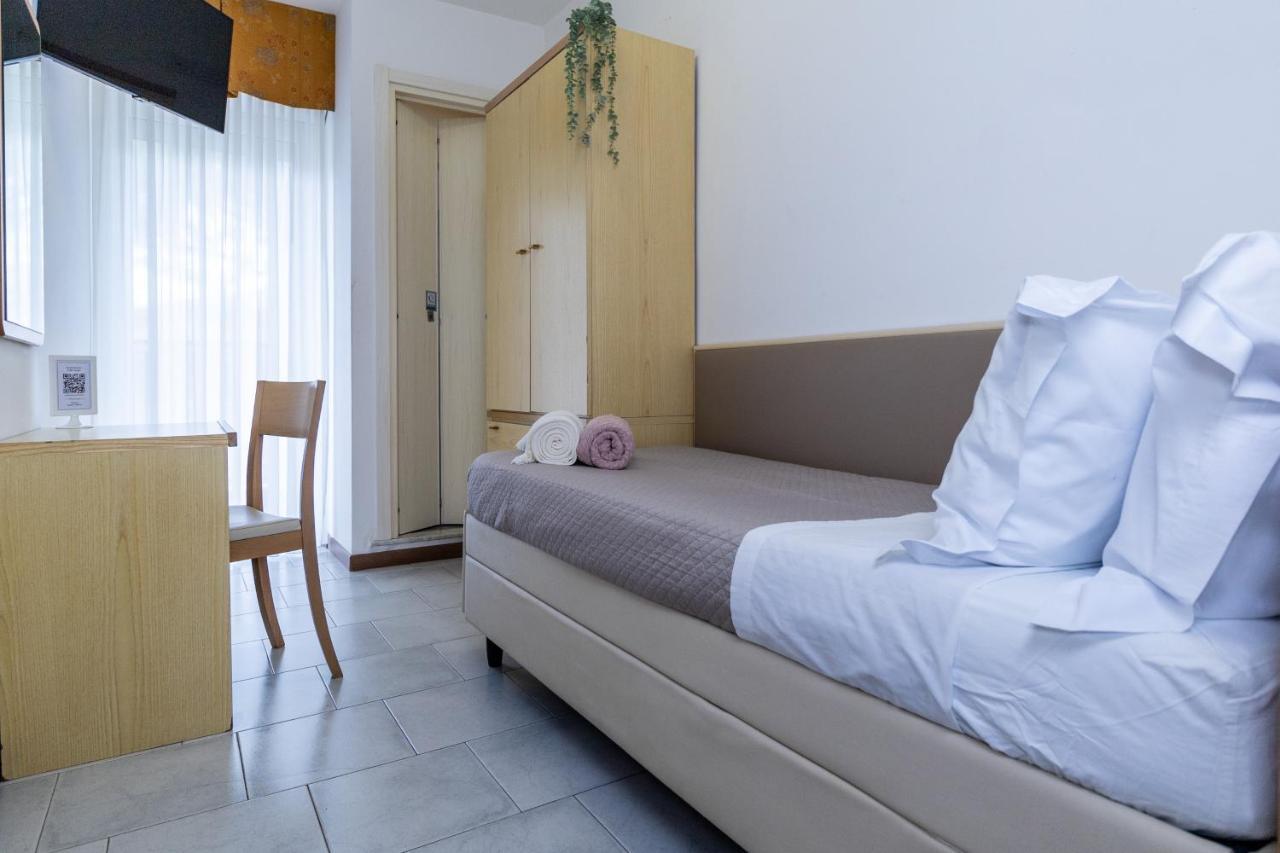 Hotel Alfonsina Riccione Bagian luar foto