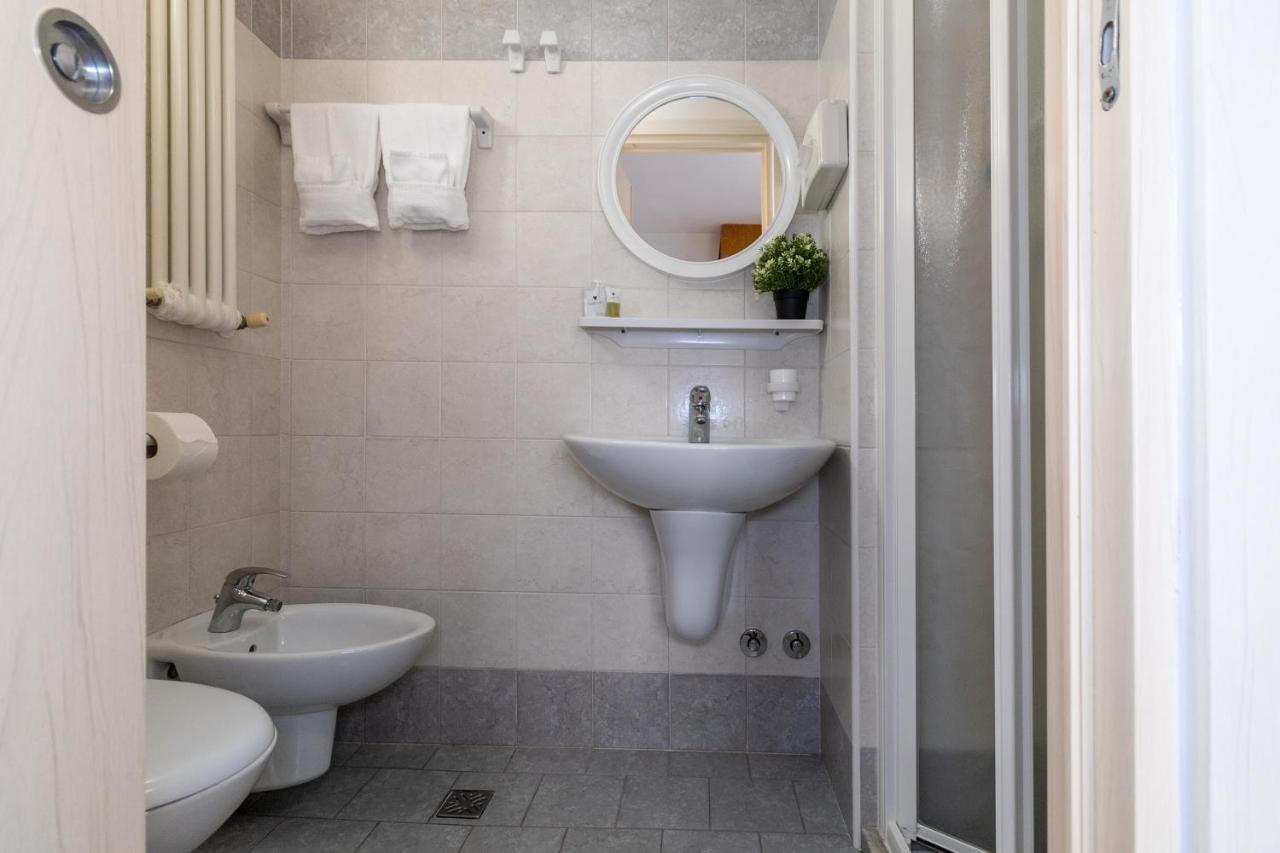 Hotel Alfonsina Riccione Bagian luar foto