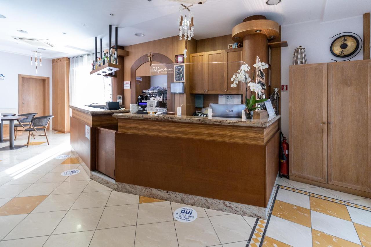 Hotel Alfonsina Riccione Bagian luar foto
