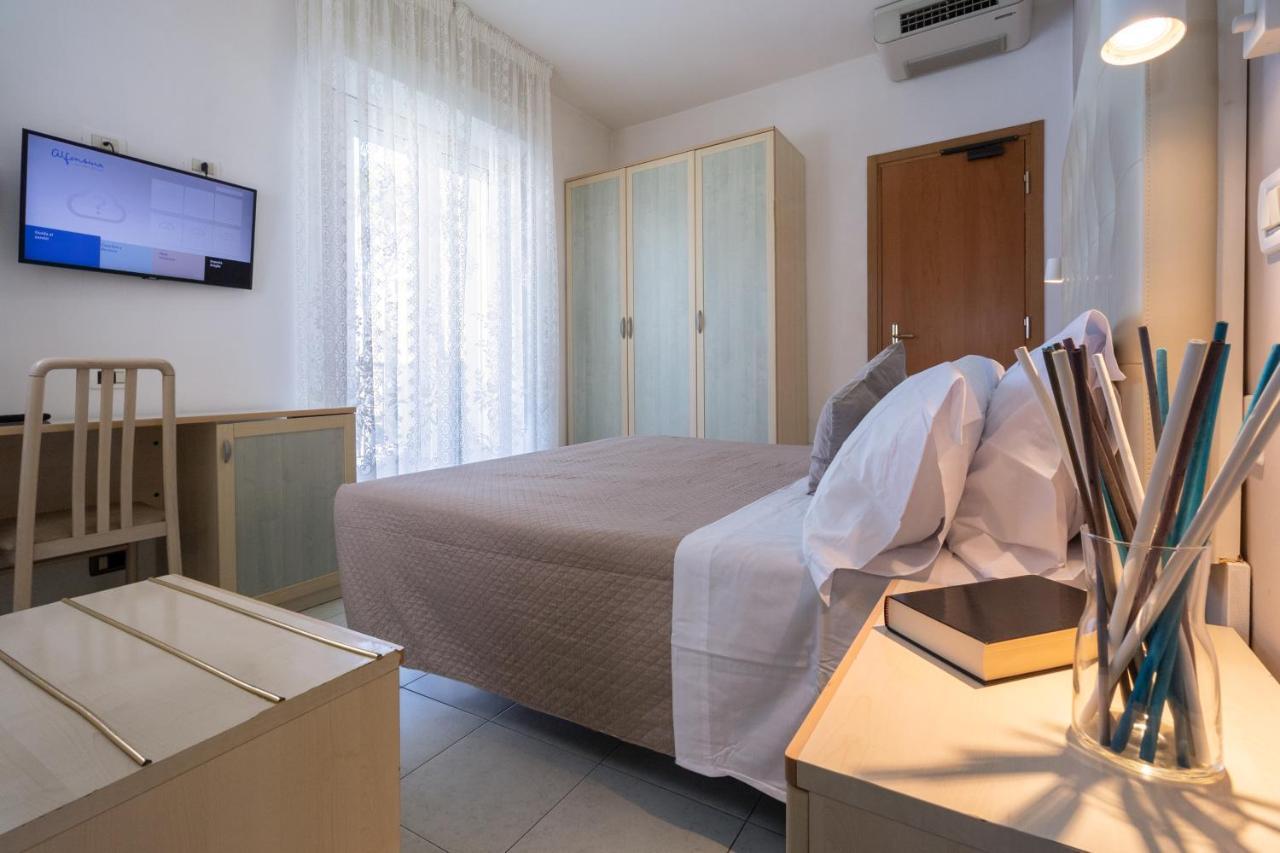 Hotel Alfonsina Riccione Bagian luar foto