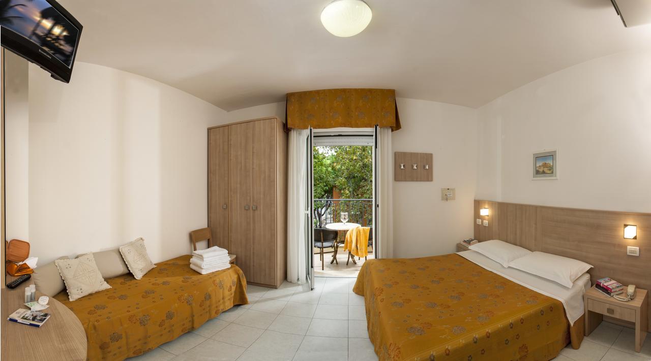 Hotel Alfonsina Riccione Bagian luar foto